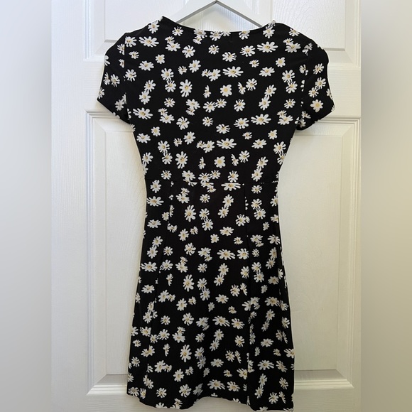Bodycon Flattering Daisy Dress - Picture 4 of 4